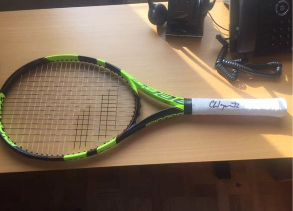 Afsluttet] Caroline Wozniackis tennis ketsjer, brugt af Caroline Wozniackis ved hendes sidste prof. tenniskamp til salg på (Varelager på Sjælland) konkurser.dk