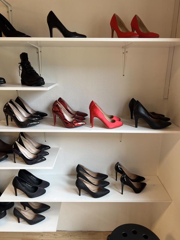 bakke Afhængig højt Fodtøj til damer - stiletter, støvler, sandaler sko. til salg på auktion  (Varelager i Jylland) - konkurser.dk